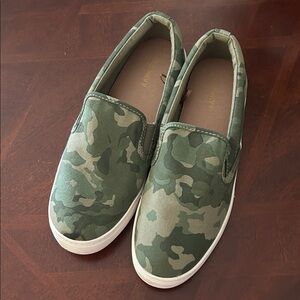 Old Navy Camo Slip-On Shoes 7.5